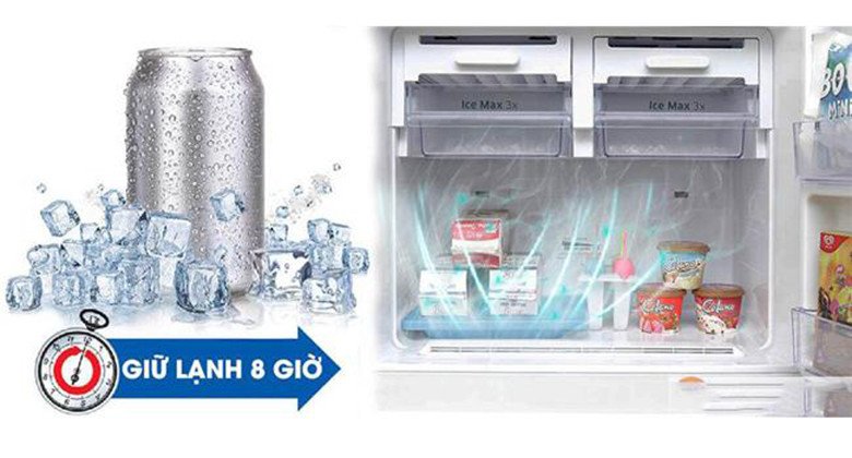 Người dùng mở cửa tủ lạnh Samsung thể hiện khả năng giữ lạnh của Mr.Coolpack
