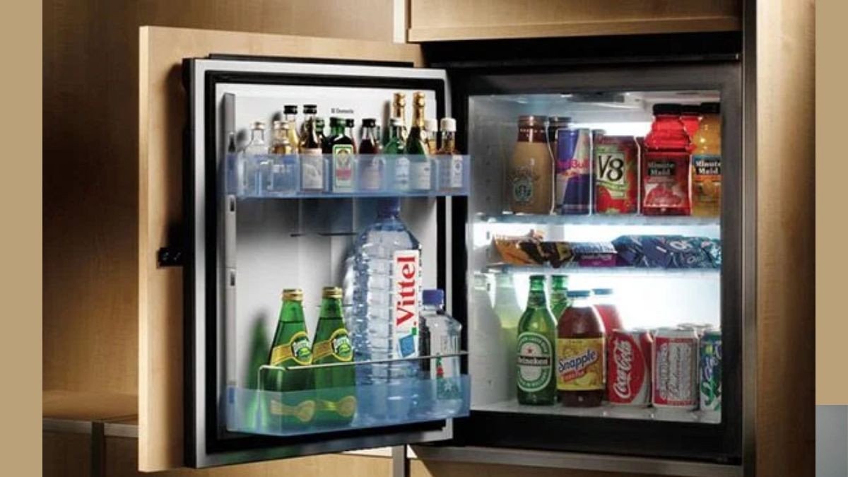 Người dùng tận hưởng lợi ích tiết kiệm điện của tủ lạnh mini