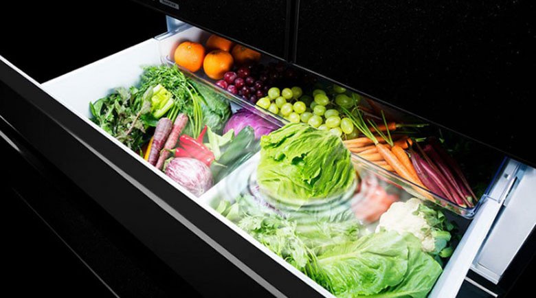 Người dùng thao tác với ngăn rau củ quả trên tủ lạnh Mitsubishi Electric