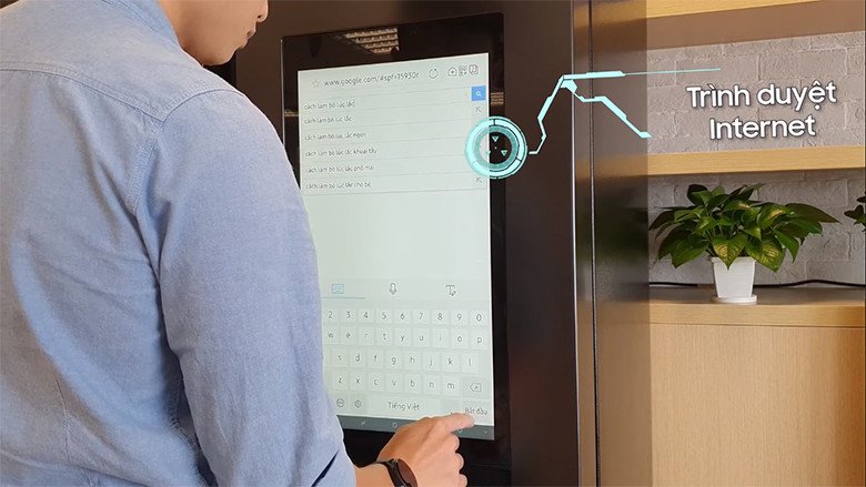 Người dùng tương tác với màn hình cảm ứng Family Hub trên tủ lạnh Samsung RS64T5F01B4/SV