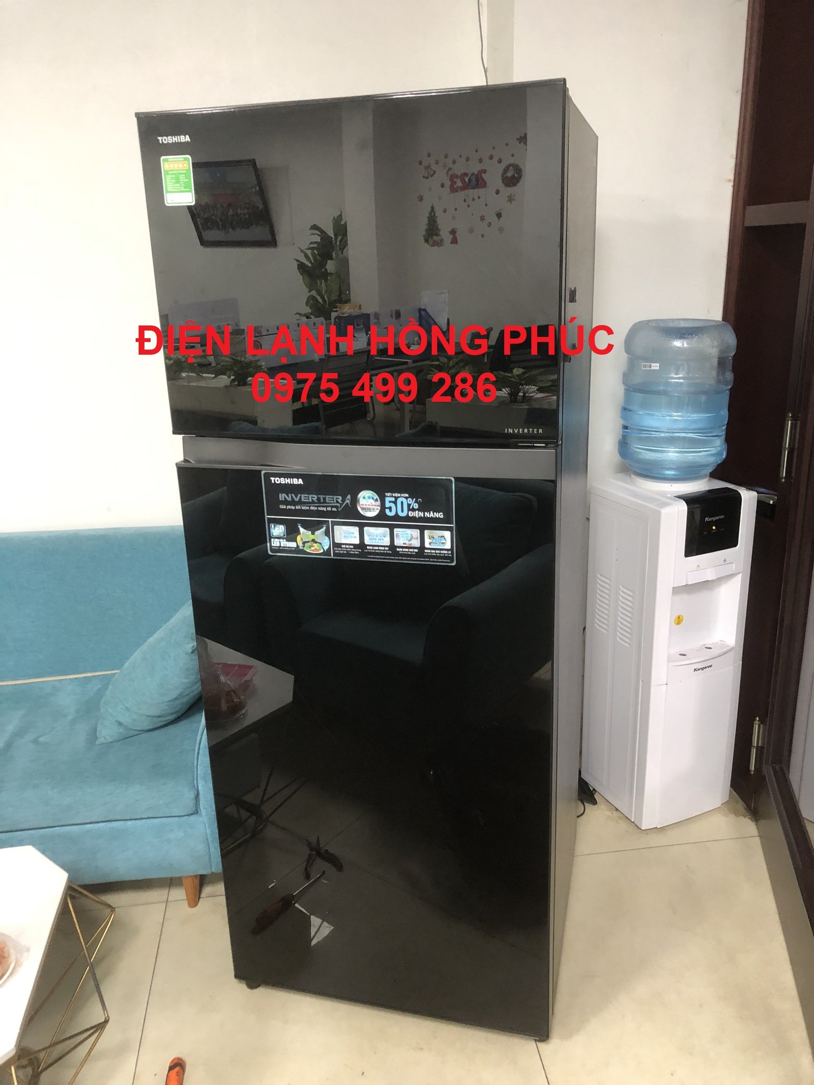 Người thợ điện lạnh kiểm tra tủ lạnh Toshiba bị lỗi tại nhà, quy trình kiểm tra tủ lạnh Toshiba.