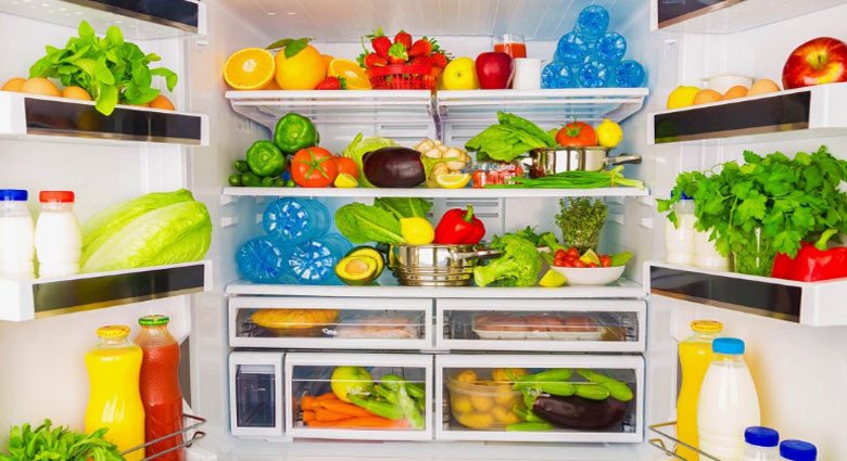 Nội thất bên trong tủ lạnh LG Side By Side hiển thị không gian lưu trữ thực phẩm rộng rãi