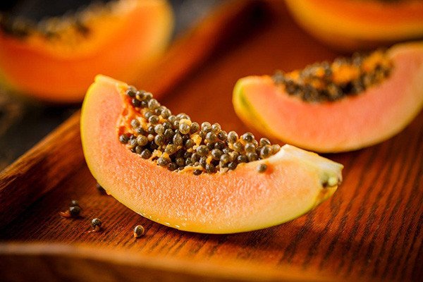 Quả đu đủ xanh được bọc trong túi giấy, chuẩn bị cho quá trình ủ chín tự nhiên trước khi xem xét bảo quản lạnh.