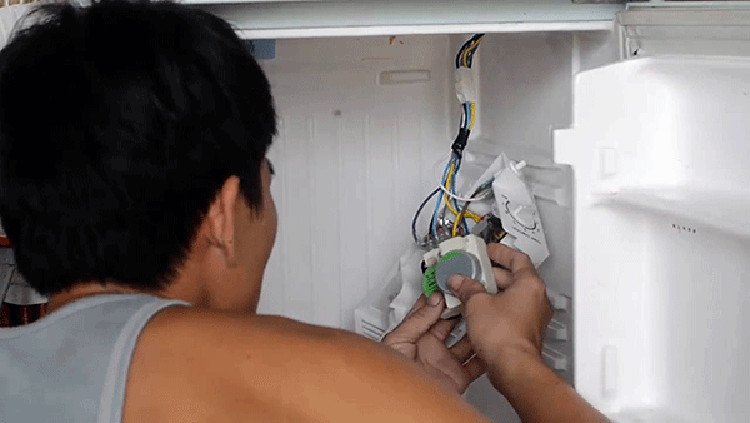 Rơ le nhiệt bị hỏng, ảnh hưởng đến khả năng điều chỉnh nhiệt độ và chu trình xả đá của tủ lạnh Sharp