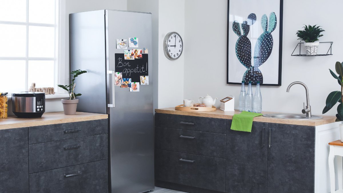 Thiết bị ổn áp giúp bảo vệ tủ lạnh khỏi sự cố điện áp không ổn định