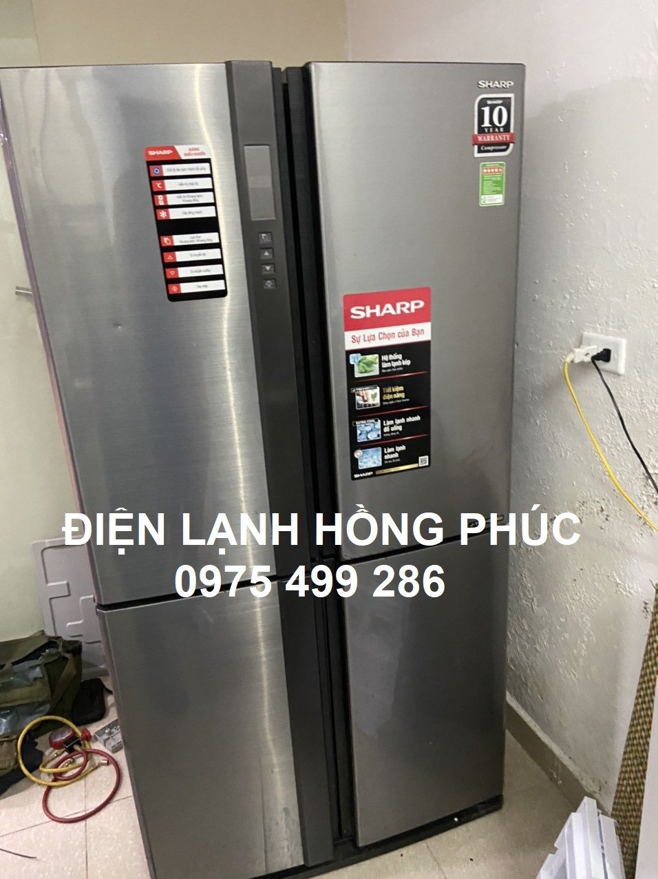 Thợ sửa chữa tủ lạnh Sharp đang kiểm tra lỗi
