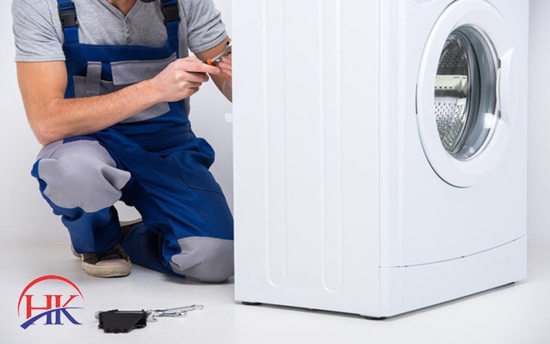 Thợ sửa máy sấy chuyên nghiệp kiểm tra