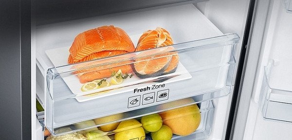 Thực phẩm tươi sống được bảo quản trong ngăn cấp đông mềm Optimal Fresh Zone trên tủ lạnh Samsung