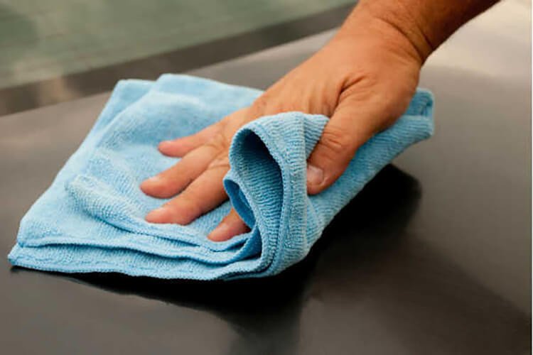Trải khăn thấm nước xung quanh chân tủ lạnh Sharp để hứng nước đá tan chảy khi xử lý đóng tuyết