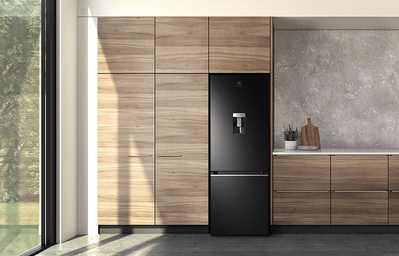 Tủ lạnh Electrolux EBB3442K-H màu đen sang trọng trong không gian bếp hiện đại