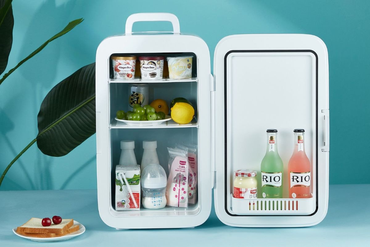 Tủ lạnh mini Kemin K10 với thiết kế hiện đại, làm mát tự động, thuộc phân khúc tủ lạnh mini dưới 2 triệu