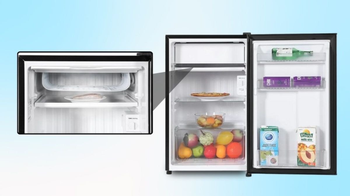 Tủ lạnh mini nhỏ gọn đặt trong không gian sống hiện đại