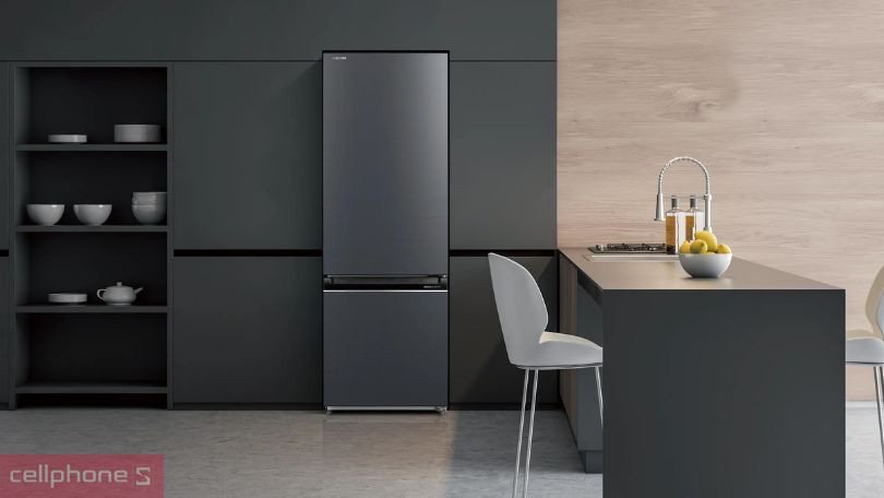 Tủ lạnh ngăn đá dưới Toshiba với cửa kính màu đen bóng bẩy, toát lên vẻ sang trọng và hiện đại cho không gian bếp
