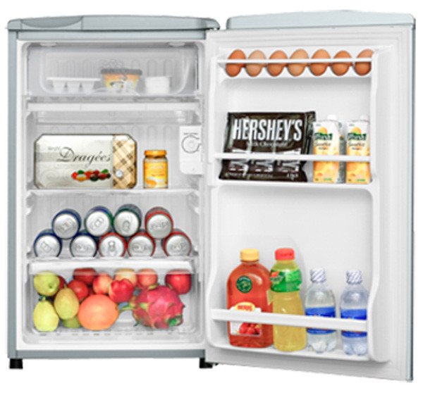 Tủ lạnh Sanyo 90l cũ đang hoạt động hiệu quả, bảo quản thực phẩm tươi ngon