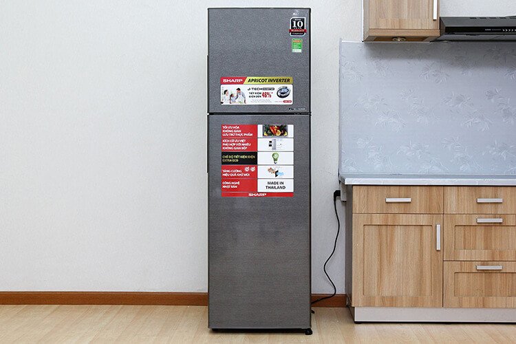 Tủ lạnh Sharp 2 cánh SJ-X281E-DS dung tích 253 lít với cửa tủ màu tối, bên trong có nhiều ngăn kệ tiện lợi