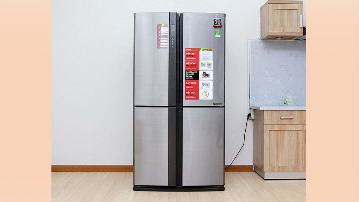 Tủ lạnh Sharp với thiết kế đơn giản và gọn gàng, so sánh với Panasonic