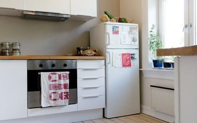 Tư thế đặt tủ lạnh sai cách quá sát tường, cản trở thoát nhiệt và làm tăng hiện tượng tủ lạnh nóng 2 bên thành