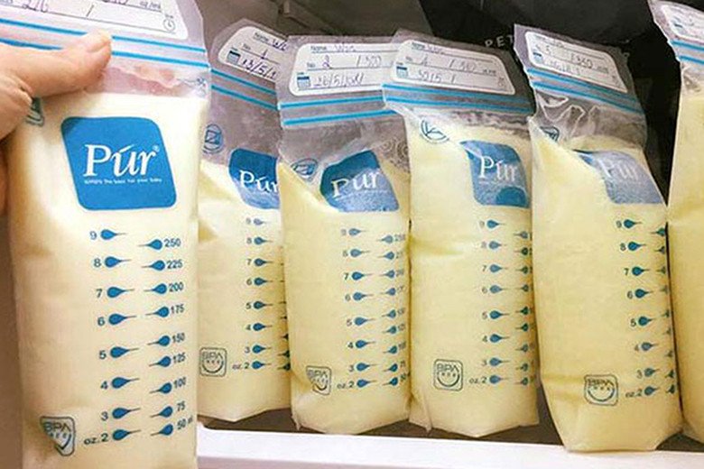 Túi trữ sữa chuyên dụng đặt gọn gàng trong ngăn đông, minh họa cách bảo quản sữa mẹ đúng cách trong tủ lạnh