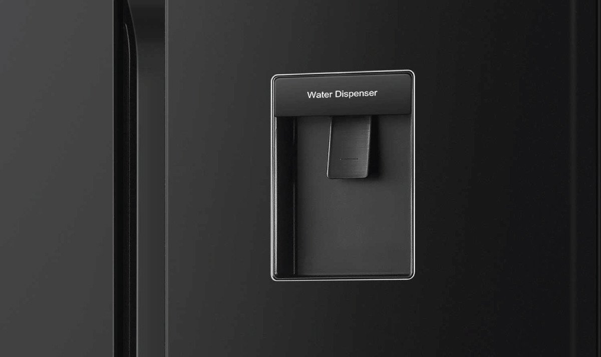 Vị trí lấy nước bên ngoài trên tủ lạnh Casper mang lại sự tiện lợi