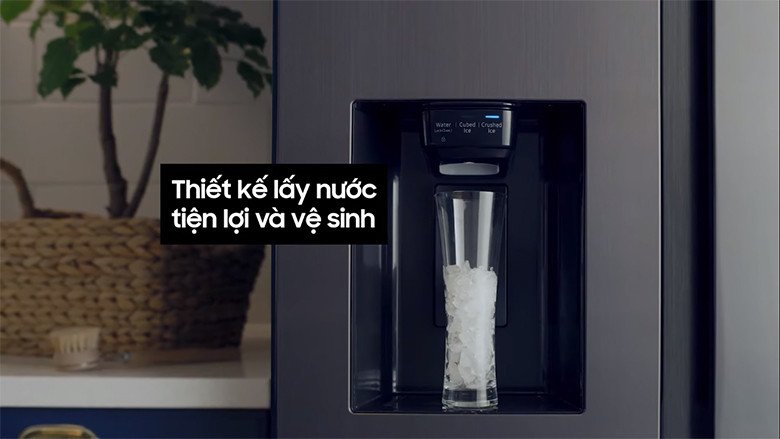 Vòi lấy nước và đá ngoài với 3 chế độ của tủ lạnh Samsung RS64T5F01B4/SV Family Hub