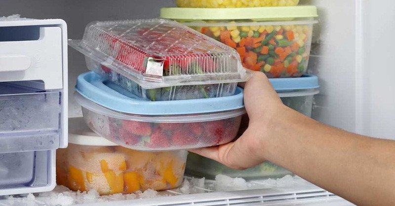 Xả đá tủ lạnh thủ công một cách cẩn thận và an toàn