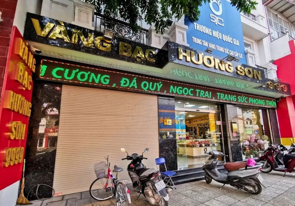 Khám Phá Vàng Bạc Hương Sơn Ninh Bình: Điểm Hẹn Tâm Linh và Truyền Thống Cảnh quan làng vàng bạc Hương Sơn Ninh Bình nhìn từ xa