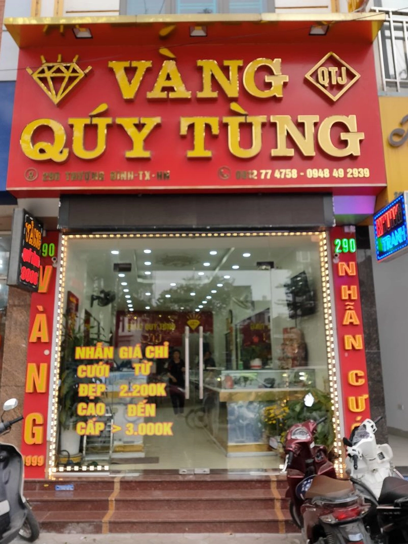 Cửa hàng Vàng Quý Tùng Thái Nguyên trưng bày sản phẩm