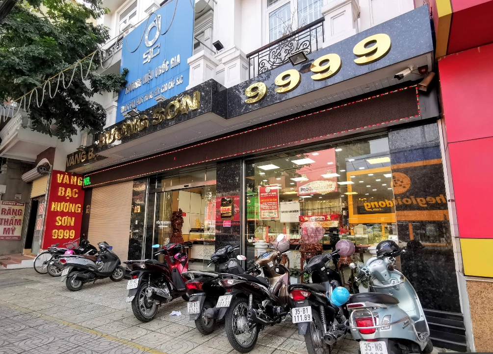 Khám Phá Vàng Bạc Hương Sơn Ninh Bình: Điểm Hẹn Tâm Linh và Truyền Thống Du khách tham quan và mua sắm tại làng vàng bạc Hương Sơn