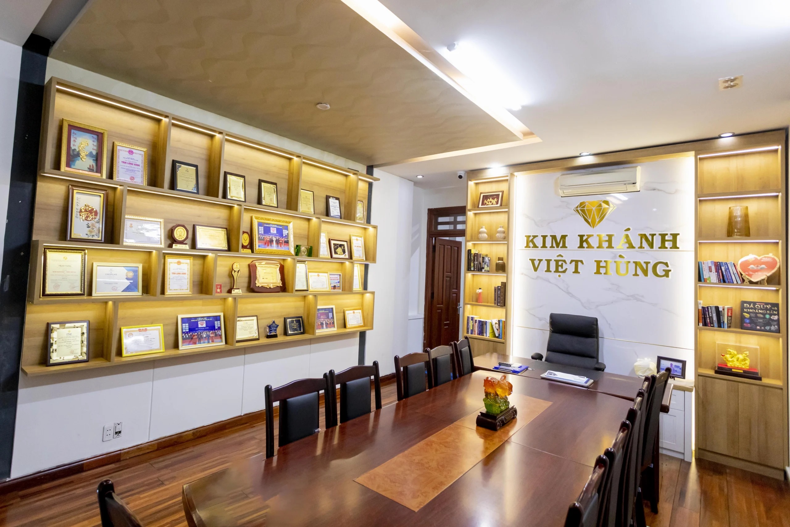 Kim Khánh Việt Hùng: Hành Trình 20 Năm Kiến Tạo Tương Lai Logo Kim Khánh Việt Hùng
