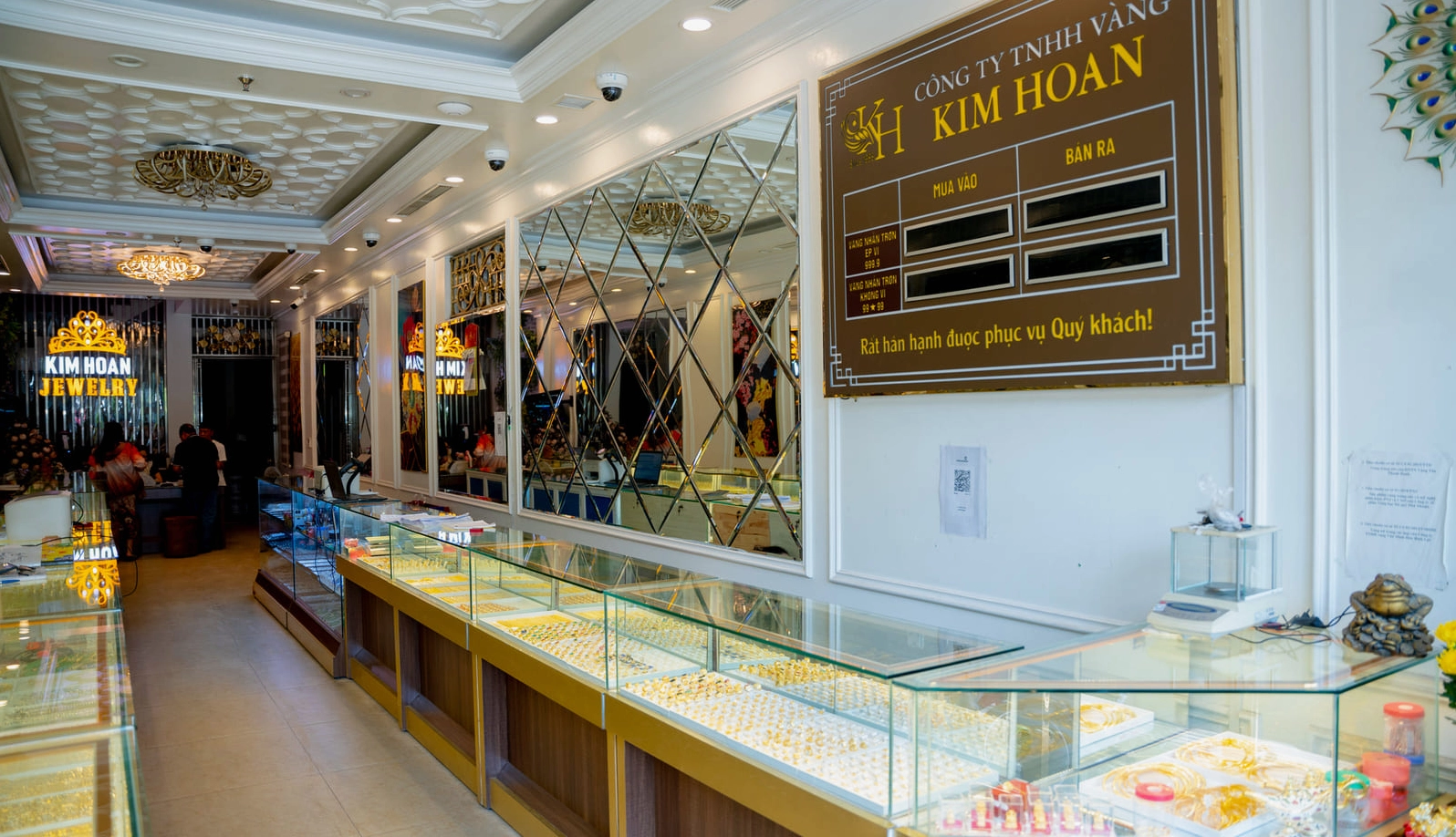 Nghệ nhân đang chế tác trang sức vàng kim hoàn tinh xảo