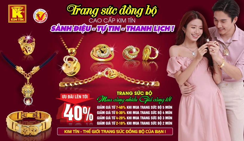 Người dân xem giá vàng tại cửa hàng