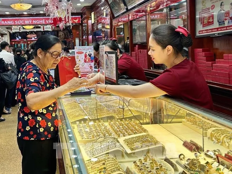 Giá Vàng 9999 Thái Nguyên Hôm Nay 2026: Cập Nhật & Dự Báo Người dân xem giá vàng tại quầy giao dịch
