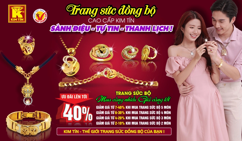 Người dân xem giá vàng tại tiệm vàng ở Cao Bằng