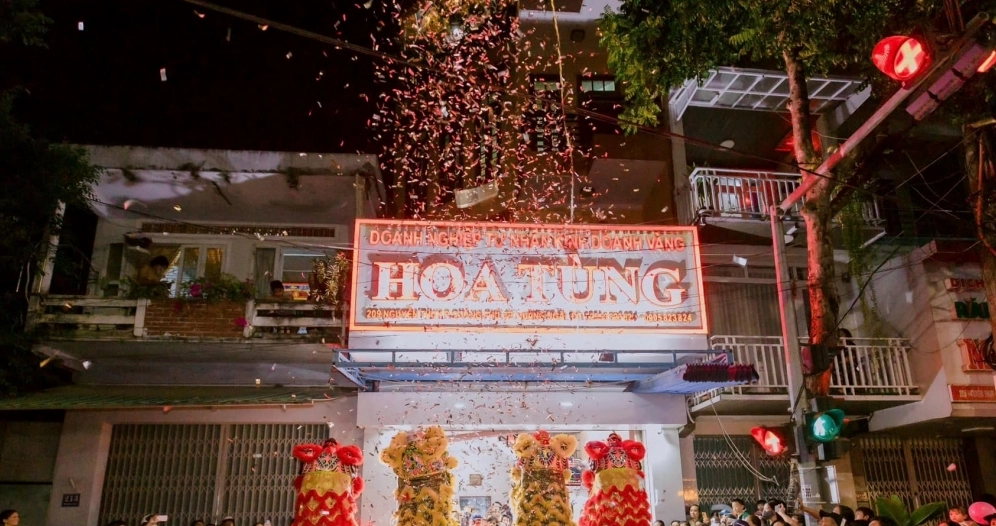 Vàng Hoa Tùng: Đặc Sản Quý, Giá Trị Kinh Tế & Văn Hóa Người nông dân chăm sóc vườn Vàng Hoa Tùng