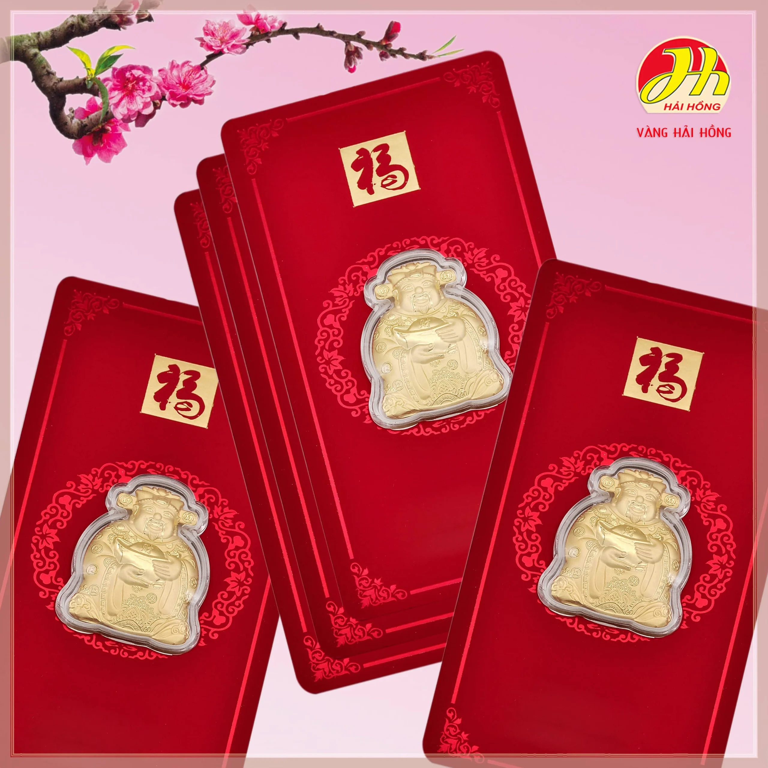 Người phụ nữ xem giá vàng