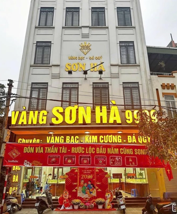 Tiệm Vàng Sơn Hà: Uy Tín, Chất Lượng Vàng Bạc Đá Quý Hàng Đầu 2026 Nhân viên tư vấn tại Tiệm Vàng Sơn Hà