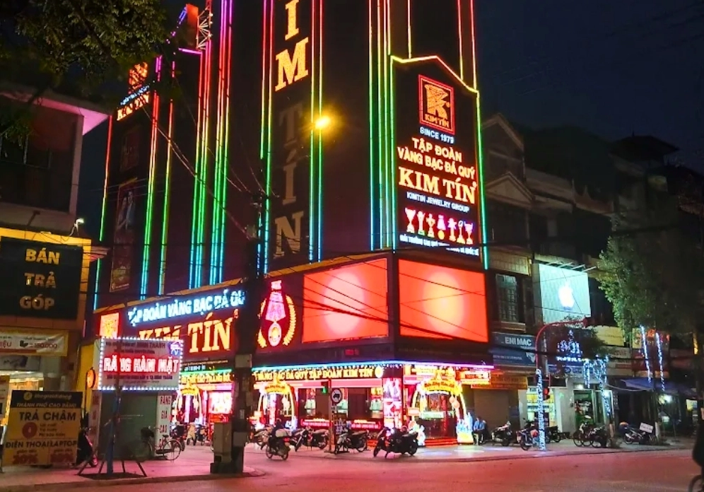 Kim Tín Cao Bằng: Hành Trình 20 Năm Xây Dựng Thương Hiệu Vàng Uy Tín Đội ngũ nhân viên Kim Tín tư vấn cho khách hàng