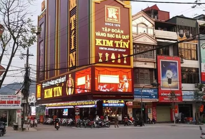 Kim Tín Cao Bằng: Hành Trình 20 Năm Xây Dựng Thương Hiệu Vàng Uy Tín Trưng bày đa dạng các sản phẩm trang sức tại Kim Tín